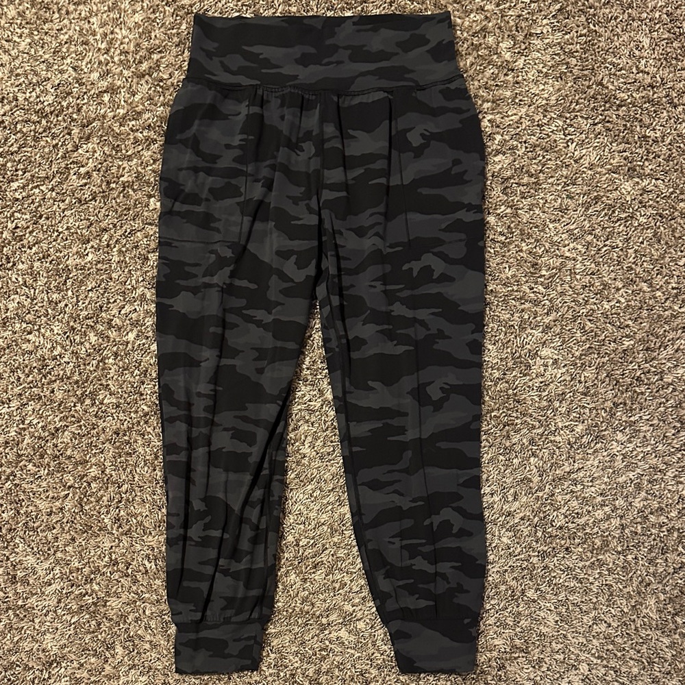 Athleta Salutation Camo Jogger Grey Black Size Large